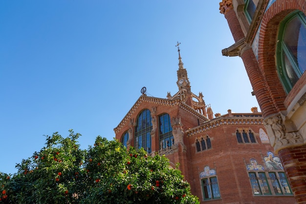 Oud modernistisch ziekenhuis in de stad Barcelona