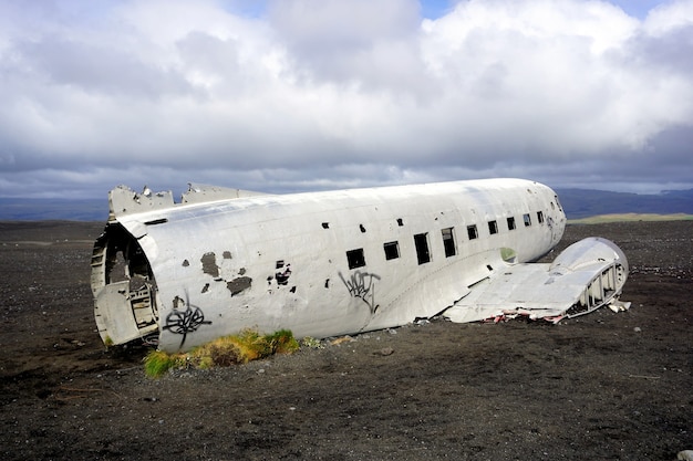 Oud neergestort militair vliegtuig in Solheimasandur Black Beach, IJsland.