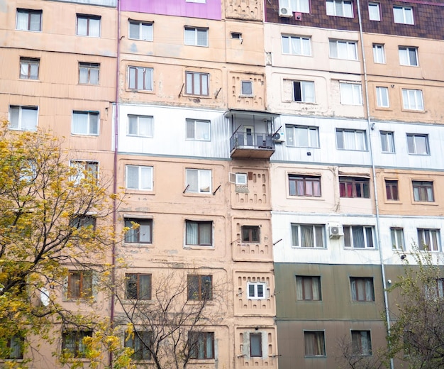 Oud negen verdiepingen hoog gebouw in Azië Dit is hoe de lokale bevolking leeft Onrenoveerde angstaanjagende oude gebouw gevel