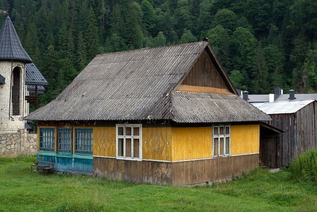 oud Oekraïens houten landelijk huis in het bos