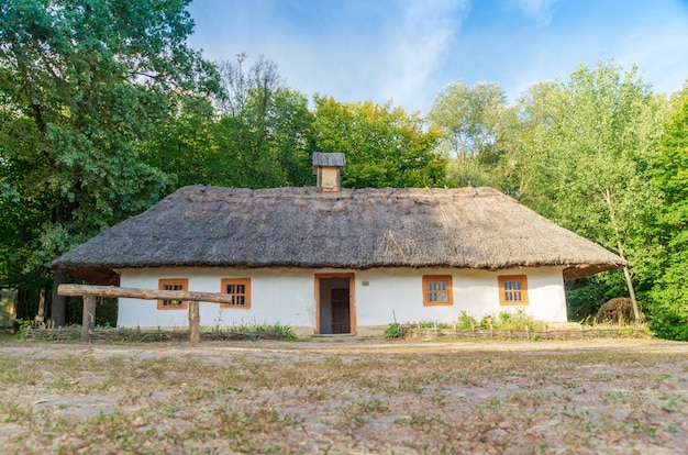 Oud Oekraïens huis, dit is een hut uit de negentiende eeuw