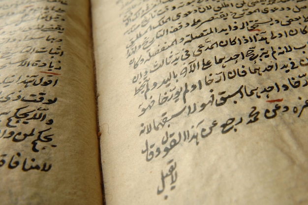 Foto oud open boek in het arabisch. oude arabische manuscripten en teksten