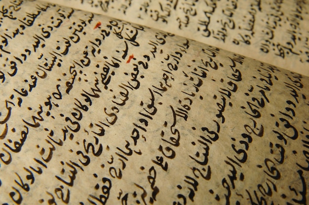 Oud open boek in het Arabisch Oude Arabische manuscripten en teksten