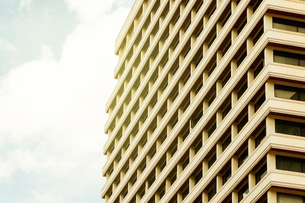 Oud oranje flatgebouw met gele zonneschijn