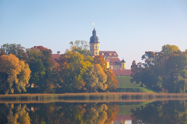 Oud paleis in Niasvizh (Wit-Rusland) in de herfst