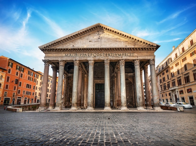 Oud pantheon in rome bij bewolkte zonsopgang, italië