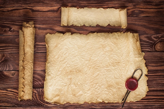 Oud papier op een tafelachtergrond van oude rollen en plank