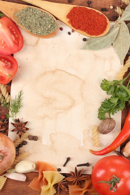 Oud papier voor recepten en specerijen op een houten tafel