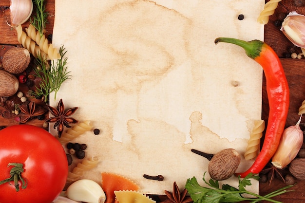 Oud papier voor recepten en specerijen op een houten tafel