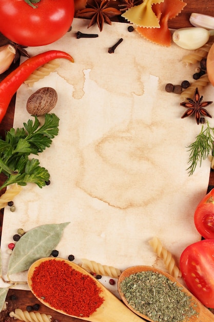 Oud papier voor recepten en specerijen op een houten tafel