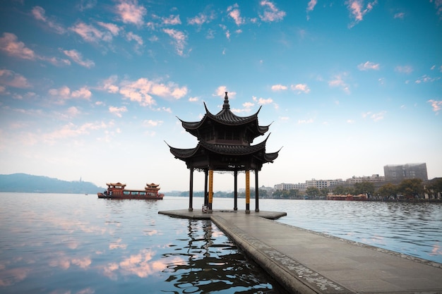 Oud paviljoen in hangzhou met zonsonderganggloed China