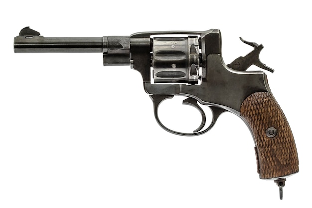 Foto oud pistool met de hamer gespannen geïsoleerd op een witte achtergrond