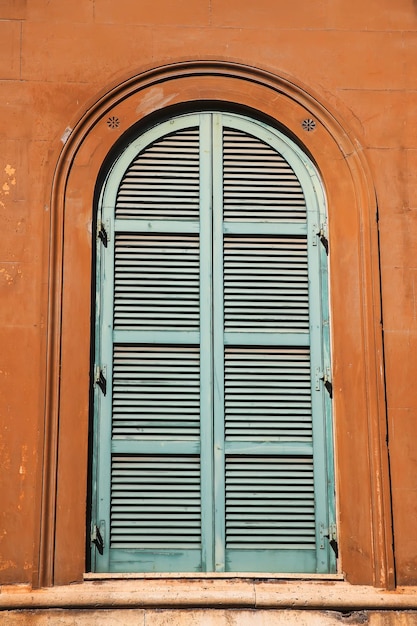 Oud raam in Rome, Italië