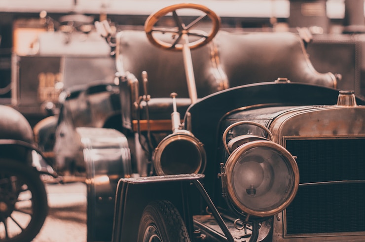 Foto oud retro auto vooraanzicht over de koplampen en het traliewerk.