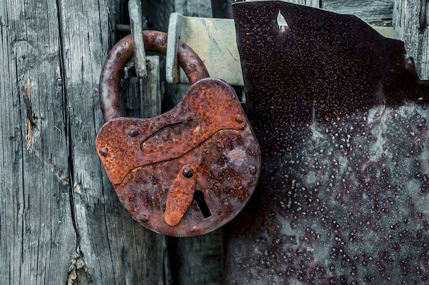 Foto oud roestig hangslot op de deur dicht