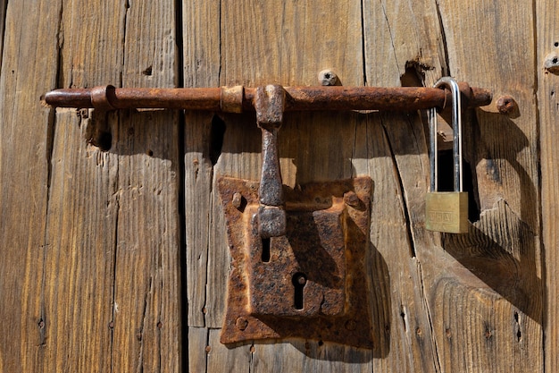 Oud roestig hangslot op een houten deur, close-up van foto