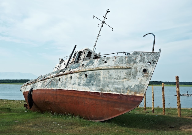 Oud roestig schip van het baikalmeer.