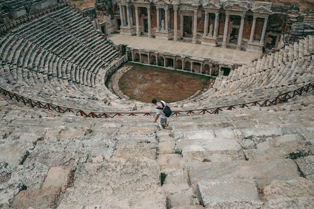 Oud Romeins amfitheater gemaakt van steen onder de blote hemel in Pamukkale in Turkije
