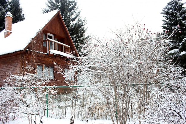 Oud rustiek blokhuis in het sneeuwbos in de winter