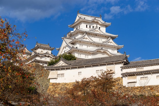 Foto oud samoeraienkasteel van himeji met blauwe bewolkte hemel. japan.