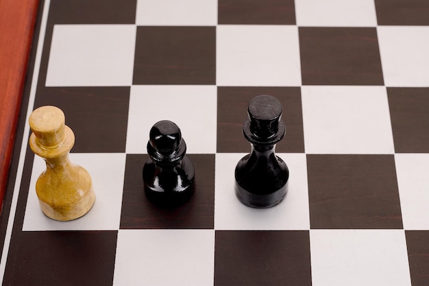 Oud schaakbord en drie figuren erop