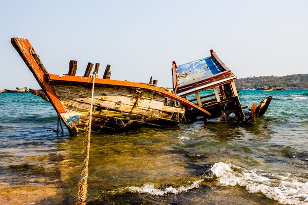 Oud schip gedesintegreerd in zee.