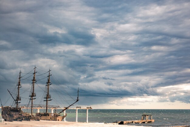 Oud schip in de zeehaven