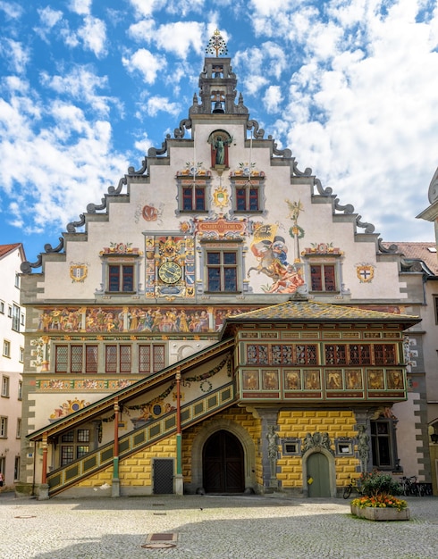 Foto oud stadhuis van lindau duitsland europa verticale weergave van prachtig middeleeuws huis