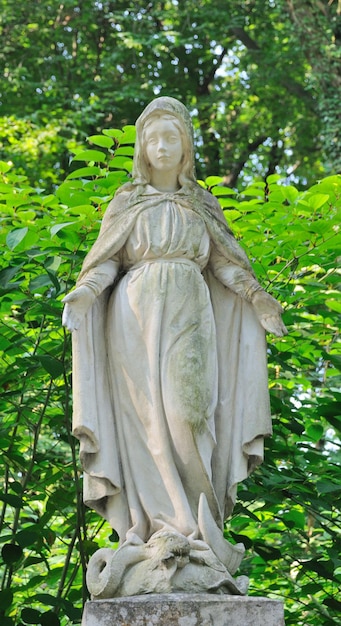 Oud standbeeld in Lychakiv-begraafplaats in Lviv, Oekraïne