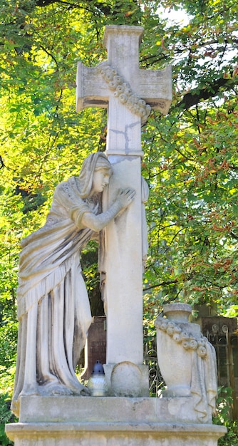 Oud standbeeld in Lychakiv-begraafplaats in Lviv, Oekraïne