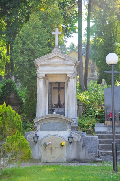 Oud standbeeld in Lychakiv-begraafplaats in Lviv, Oekraïne