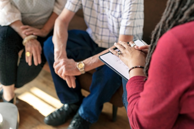 Oud stel in overleg met een psycholoog