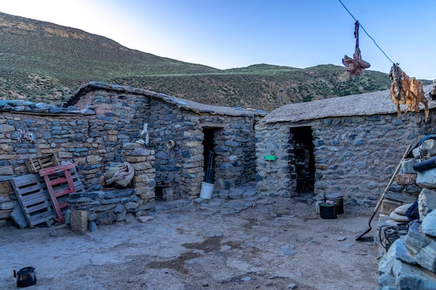 Oud stenen huis in het Andesgebergte in Argentinië