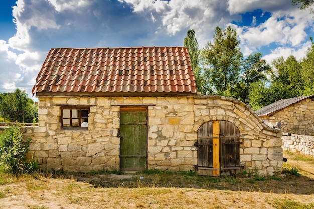 Oud stenen huis met een dak van tegels