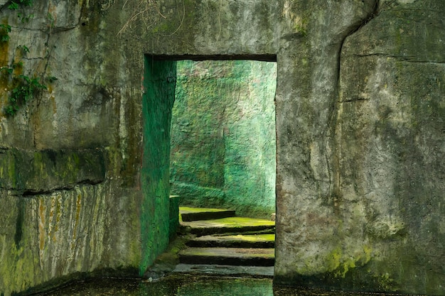 Oud stenen portaal met een trap verlicht door een mysterieus licht