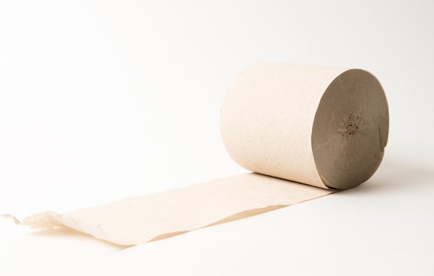 Oud toiletpapier op wit.