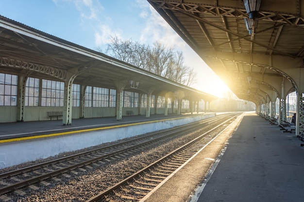 Oud treinstation met een perron leeg zonder mensen