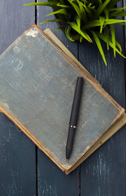 Oud uitstekend boek op houten bureau