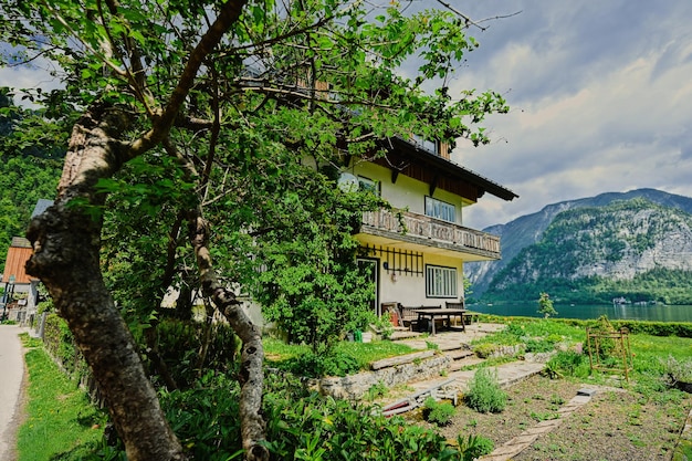 Oud uitstekend huis over Oostenrijkse Alpen in Hallstatt Salzkammergut Oostenrijk