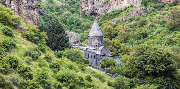 Oud Unesco-voorwerp Geghard-monastyr - de zomerdag van Armenië. Armenië verkennen