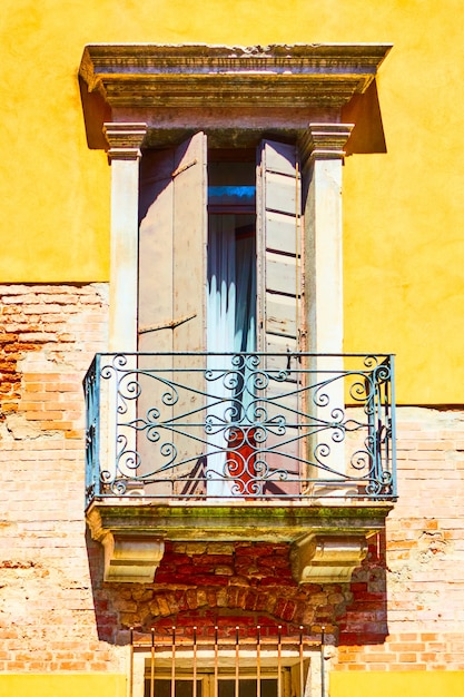 Oud Venetiaans balkon - architectonisch detailclose-up, Venetië, I5taly