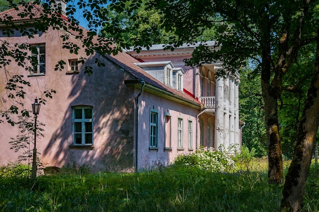 Foto oud verlaten herenhuis van het eiland koljala saaremaa estland