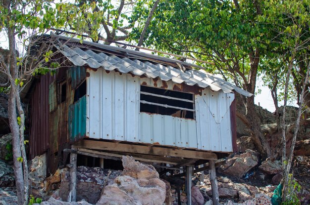 Oud verlaten huis aan de rand van een klif in de jungle.