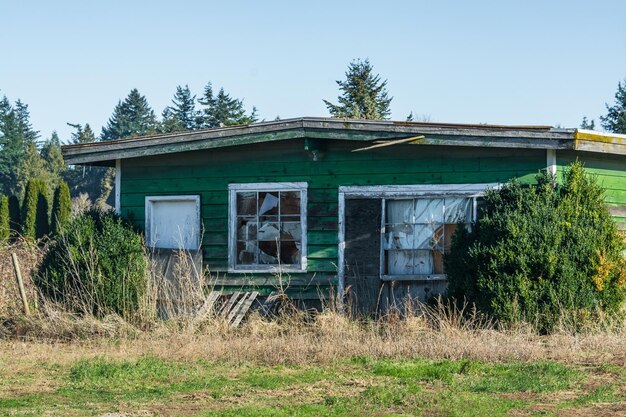 Oud verlaten huis in verval op koude herfstdag