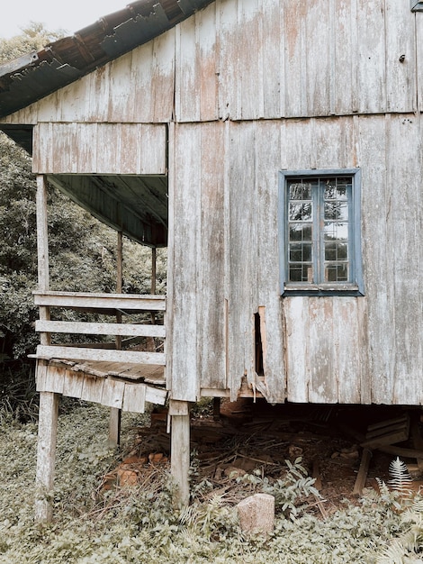 Foto oud verlaten huis op het veld