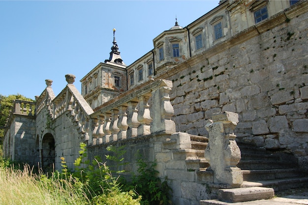 Oud verlaten kasteel in lviv-gebied in de oekraïne