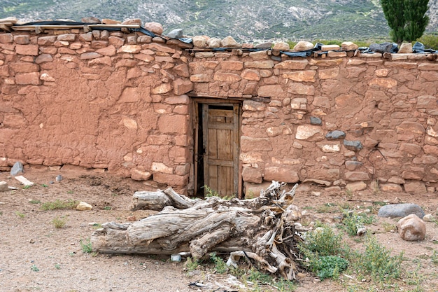 Oud verlaten primitief huis van de inboorlingen van Argentinië