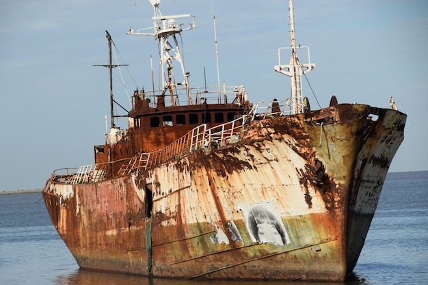 Oud verlaten schip in de haven van montevideo