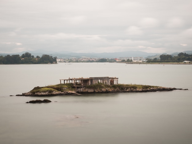 Oud verlaten tweekleppig schelpdierlandbouwbedrijf op een eiland in Spanje.