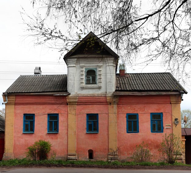 Oud, verwoest huis op het platteland.